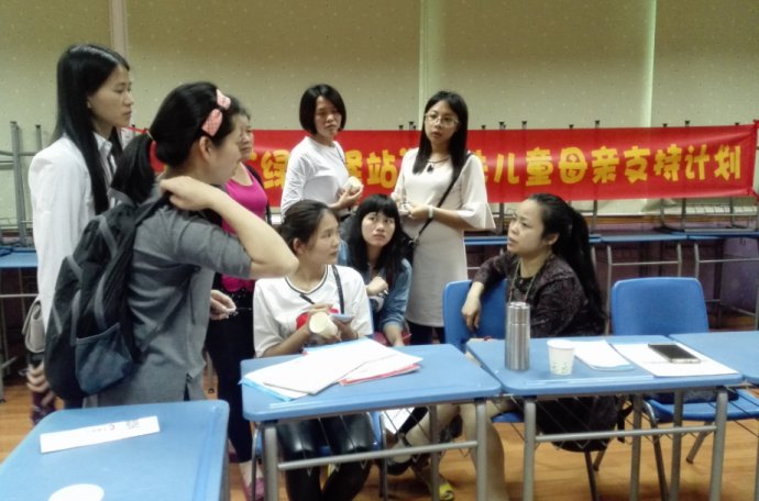 4.20妈妈们和老师交流.jpg