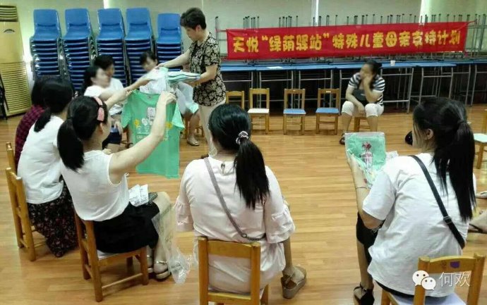 5.8何欢老师派送礼物.jpg